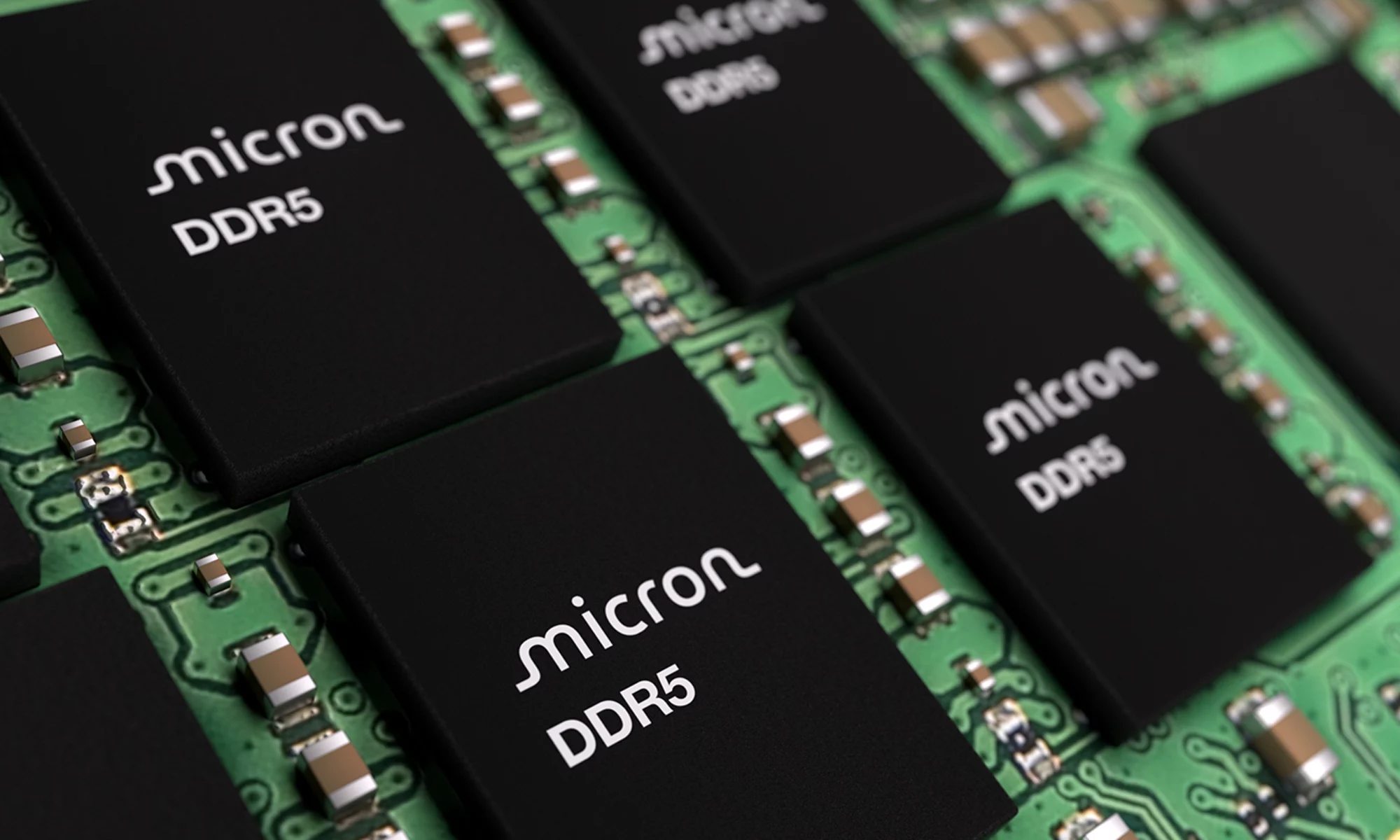 美光模組上的 DDR5 元件