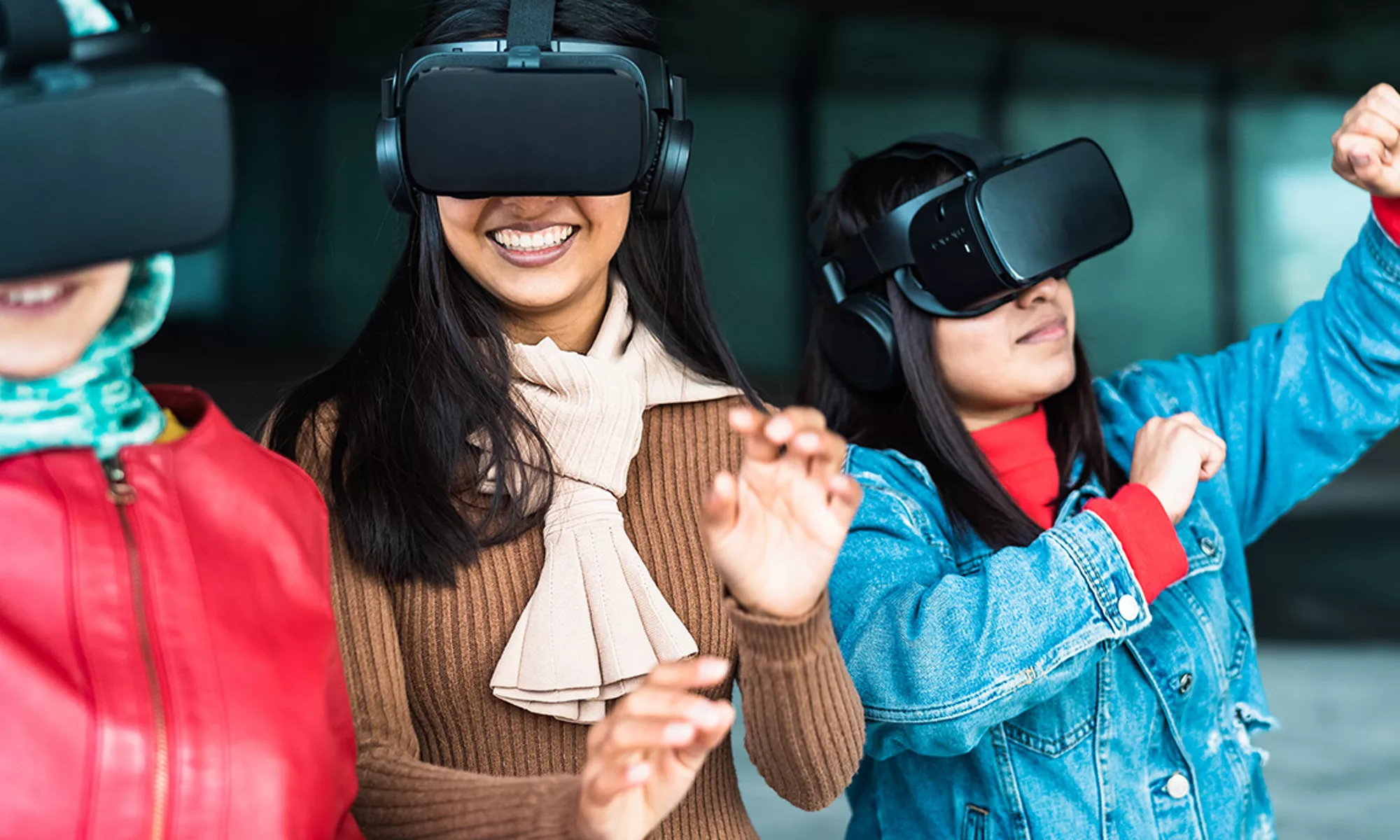三名年輕人戴著 VR 頭戴式裝置